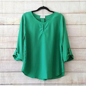 Everly Size Medium 3/4 Tab Sleeve Blouse Green Color Key Hole Curved Hem Top.